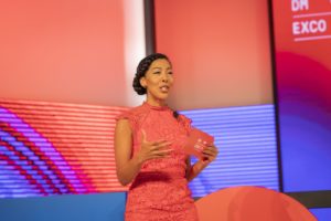 Moderatrin Jennifer Sarah Boone